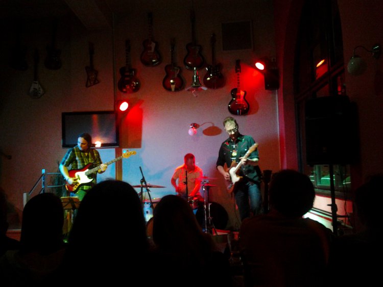 STEVE WALSH TRIO